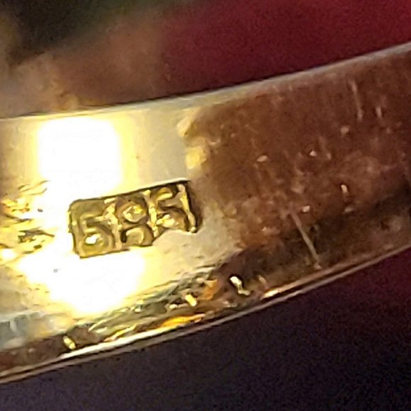 14K Gold Ring with saphire and diamonds - Picture 2 of 16